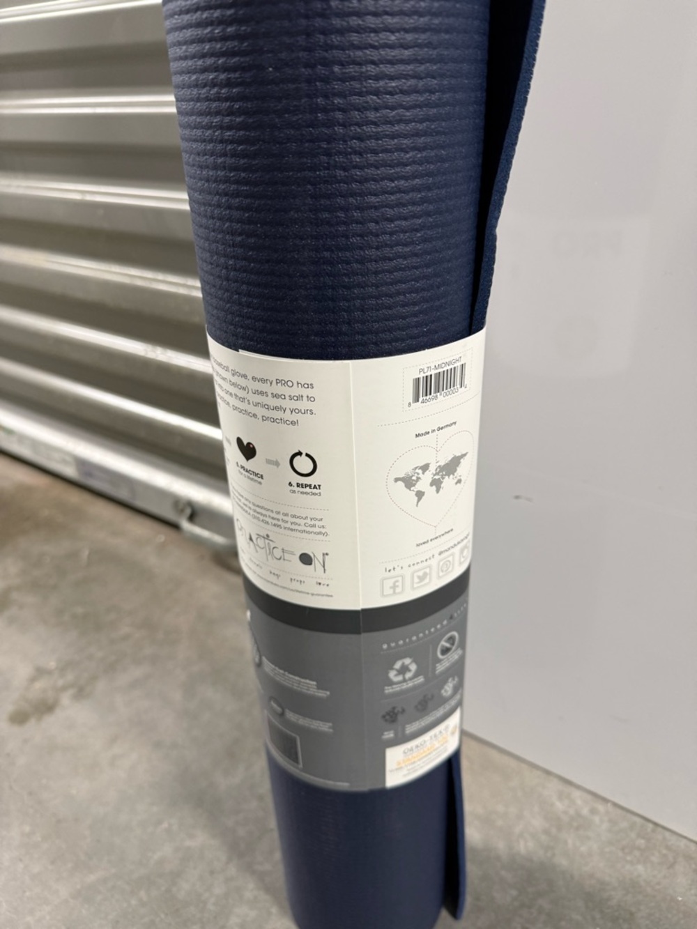 manduka PROlite Yoga Mat in Navy with Red Logo - Picture 3 of 3
